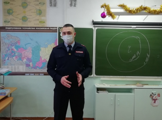 Полицейские Ачинска рассказали выпускникам школ о преимуществах обучения в ведомственных ВУЗах МВД России