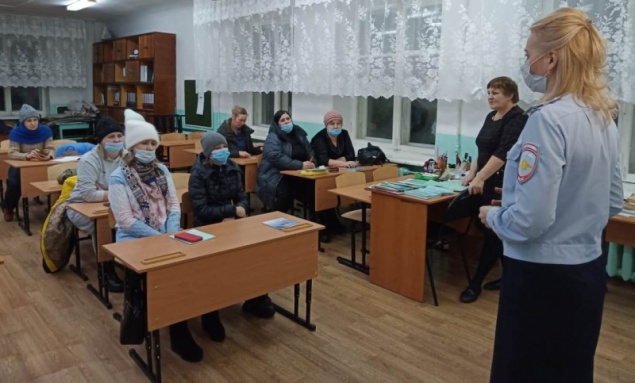 Автоинспекторы в Ачинске обсудили с родителями проблемы безопасного поведения детей на дороге в зимний период