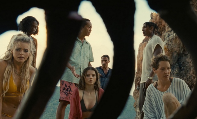 Время (2021) - туристы попадают на пляж, где время течет пугающе быстро. Триллер М. Найта Шьямалана по швейцарскому комиксу