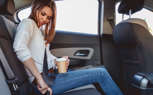 Пассажир поцарапал дверью чужое авто. Кто заплатит за ущерб?