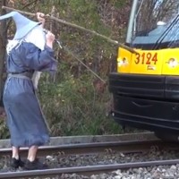 Польский Гэндальф вступил в схватку с трамваем