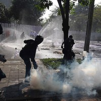 Члены таиландского избиркома спаслись на вертолете от демонстрантов