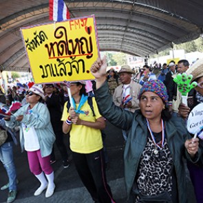 В Таиланде запретили собираться группами более пяти человек