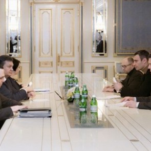 Украинские власти и оппозиция договорились отменить законы 16 января