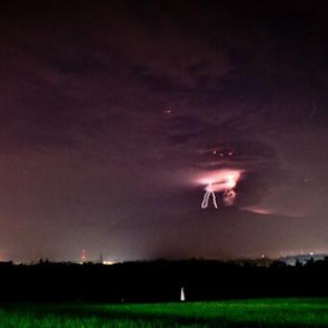 Индонезия эвакуирует 200 тысяч человек из-за извержения вулкана