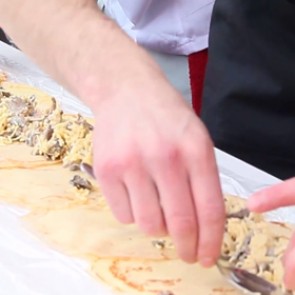 В Челябинске свернули двухметровый блин