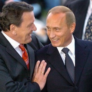 Шредер прокомментировал свои теплые объятия с Путиным