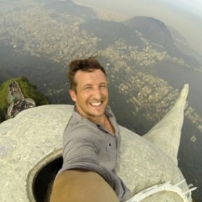 Блогер сделал селфи на вершине статуи Христа в Рио