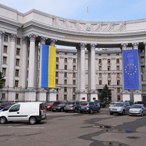 Еврокомиссия взяла в долг полмиллиарда евро для Украины