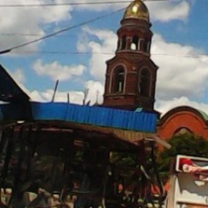 В Славянске обстреляли храм с прихожанами