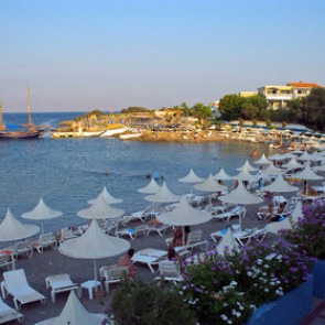 На Родосе отравились десятки российских туристов