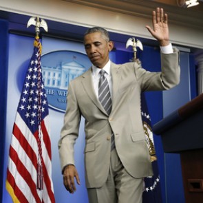 Обаму высмеяли за бежевый костюм