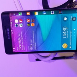 Samsung анонсировал смартфон с экраном на боковой стороне устройства