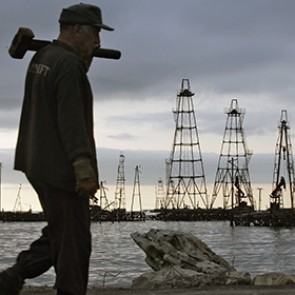 Цена на нефть упала ниже 100 долларов за баррель впервые за 14 месяцев