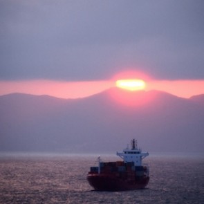 Уберегов Шотландии загорелся корабль с радиоактивными отходами