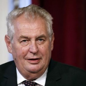 Президент Чехии назвал бессмысленной экономическую помощь Украине