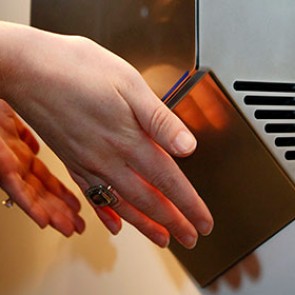 Ученые раскритиковали сушилки в общественных туалетах