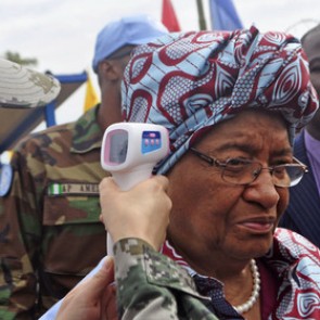 Вакцина от Эбола успешно испытана на людях