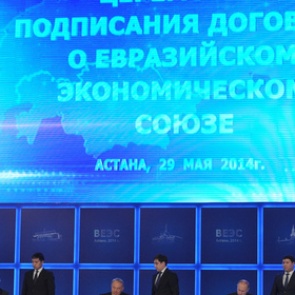 «Известия» узнали о планах отказа от доллара в Евразийском союзе