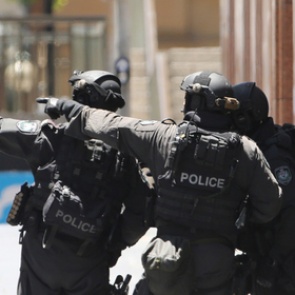 Несколько заложников сумели покинуть кафе в Сиднее