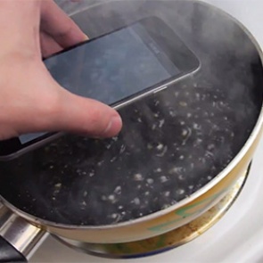 Видео варки iPhone 6 в кока-коле стало хитом интернета