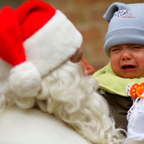 «Дед Мороз, изыди!» Фотоподборка с малышами, испугавшимися главного распорядителя новогоднего праздника