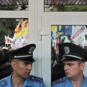 На Украине уволят 25 тысяч милиционеров и прокуроров