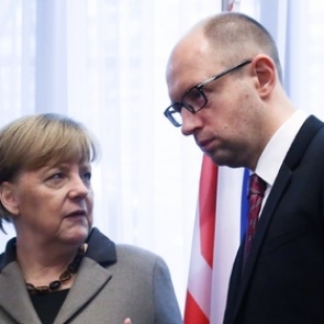 Меркель призвали повлиять на Яценюка для защиты жителей Донбасса