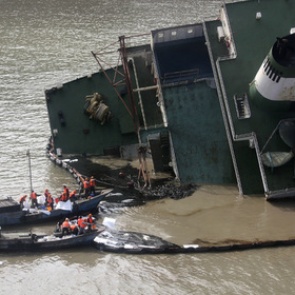 В Китае при крушении буксира пропали без вести более 20 человек