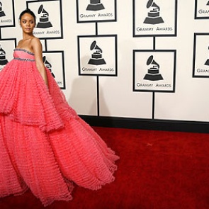 Пользователи интернета сравнили платье Рианны с мочалкой и тортом