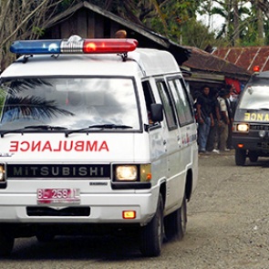 В Индонезии в результате падения военного самолета на отель погибли 30 человек