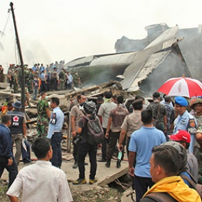 Число погибших в результате падения самолета в Индонезии выросло до 38