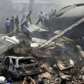 Число жертв авиакатастрофы в Индонезии превысило 140 человек