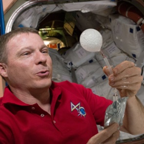 Астронавты растворили шипучую таблетку в условиях невесомости