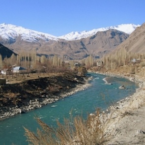 В Таджикистане маршрутка с женщинами и детьми упала с горы в реку Пяндж