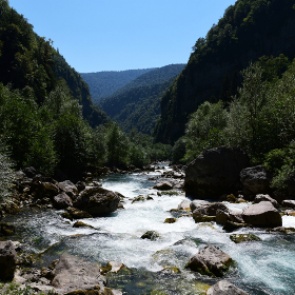 Россиянин погиб в Абхазии при падении машины в реку