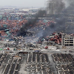 На месте взрывов в Тяньцзине начались пожары