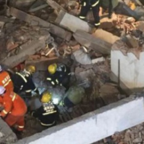 При обрушении здания в Китае погибли 17 человек