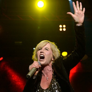 Вокалистку The Cranberries признали виновной в нападении на полицейского