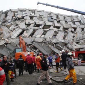 Число погибших при землетрясении на Тайване увеличилось до 55