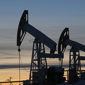 Россия и Саудовская Аравия договорились заморозить добычу нефти