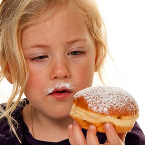 Названа ежедневная норма потребления сахара детьми