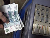 Мужчина ошибся в одной цифре и перевел на чужой счет 200 тысяч: случайная женщина все потратила