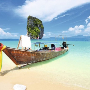 В Таиланде 20 туристов прыгнули в море из-за пожара на моторной лодке