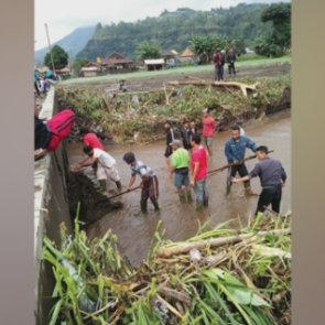 Из-за схода оползней на Бали погибли 12 человек