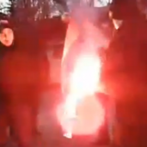 Украинские радикалы сожгли флаг России