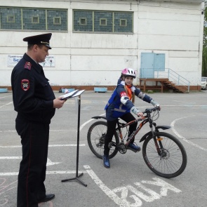 Сотрудники Госавтоинспекции в Ачинске провели конкурс юных велосипедистов «Безопасное колесо»