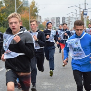 Больше 400 ачинских бегунов присоединились сегодня к всероссийской акции «Кросс наций»