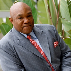 Боксер Форман назвал причину вызова Сигала на поединок