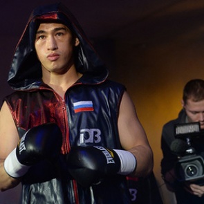 Россиянин Бивол нокаутировал австралийца и защитил титул чемпиона мира по боксу